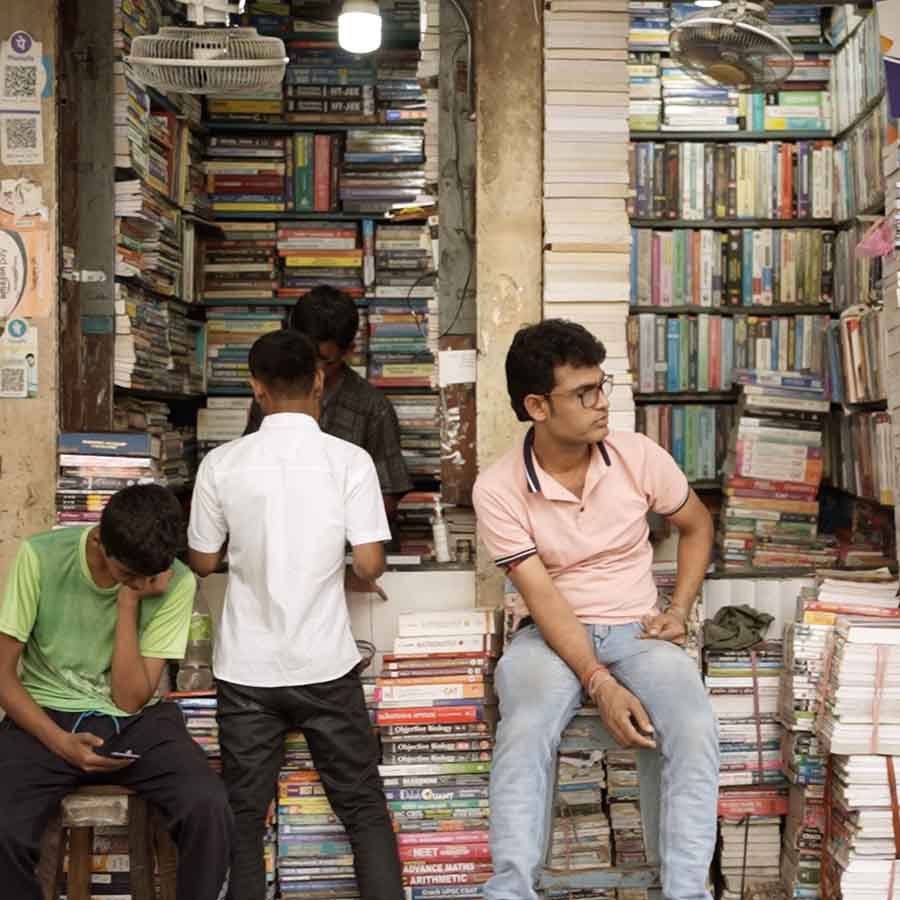 Kolkata Boipara College Street has come up with new book cafes and English books are higher in demand than Bengali books dgtl