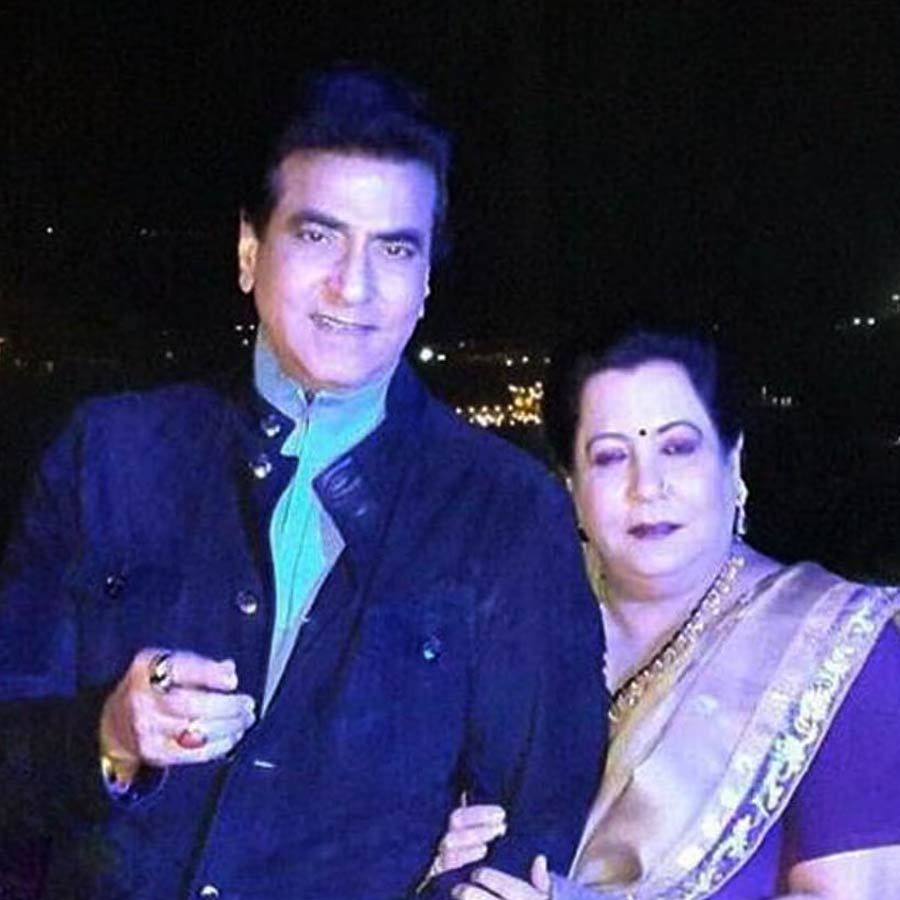 ১৯৭৪ সালে শোভা কপূরের সঙ্গে সাত পাকে বাঁধা পড়েছিলেন জীতেন্দ্র। বলিপাড়ার জনশ্রুতি, কমবেশি সকল সহ-অভিনেত্রীর সঙ্গে দুষ্টুমিষ্টি সম্পর্ক বজায় রেখে চলতেন জীতেন্দ্র।