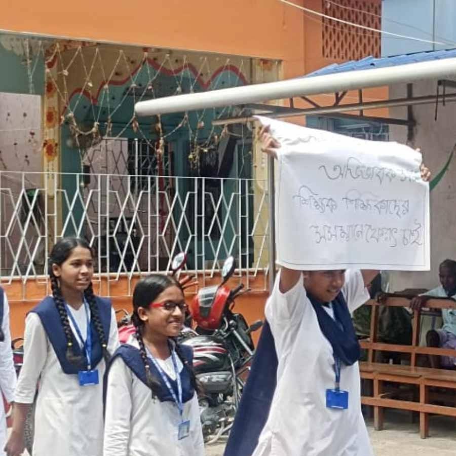 Students of a school in Jamalpur marched in support of a jobless teacher dgtld