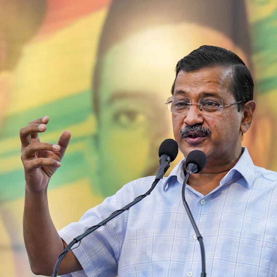 চলতি বছরের ফেব্রুয়ারি মাসে দিল্লির বিধানসভা নির্বাচনে বিজেপির কাছে হেরে গিয়েছেন কেজরীওয়াল। দেশের রাজধানীর ৭০টি বিধানসভা আসনের মধ্যে ৪৮টিতে জয়ী হয়েছে বিজেপি। ২২টিতে জয়ী হয়েছে আপ। শ্বশুর রাজনীতির সঙ্গে ওতপ্রোত ভাবে জড়িত হলেও জামাই রয়েছেন রাজনীতি থেকে শত হস্ত দূরে।