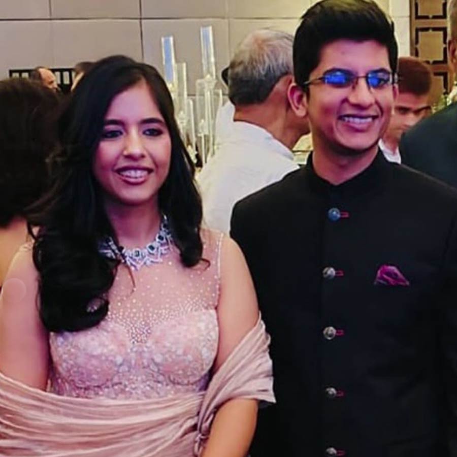 কেজরীওয়ালের জামাইয়ের নাম সম্ভব জৈন। দিল্লির এক বিলাসবহুল হোটেলে আংটিবদলের অনুষ্ঠান হওয়ার পর শুক্রবার বিয়ে করেন হর্ষিতা এবং সম্ভব। আড়ম্বরহীন, ঘরোয়া অনুষ্ঠানেই বিয়ে সেরেছেন তাঁরা।