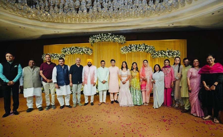 কেজরীওয়ালের কন্যার বিয়ে উপলক্ষে অতিথি হিসাবে উপস্থিত ছিলেন আপ নেতারা। তা ছাড়াও নবদম্পতিকে আশীর্বাদ করতে গিয়েছিলেন পঞ্জাবের মুখ্যমন্ত্রী ভগবন্ত মান এবং দিল্লির প্রাক্তন উপমুখ্যমন্ত্রী মণীশ সিসৌদিয়া।