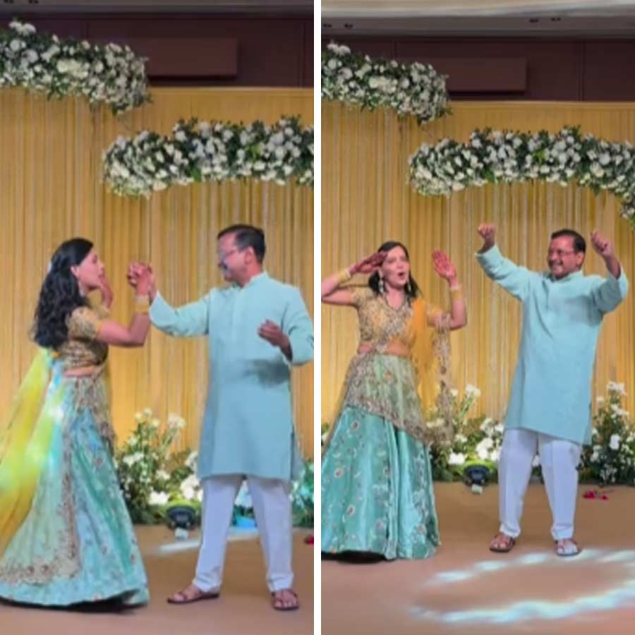 হর্ষিতার বিয়ে উপলক্ষে সঙ্গীত অনুষ্ঠানে স্ত্রী সুনীতা আগরওয়ালের সঙ্গে মঞ্চে উঠে নাচ করতে দেখা গিয়েছে কেজরীওয়ালকে। কেজরীওয়ালের পরনে ছিল আকাশি পাঞ্জাবি। রংমিলন্তি করে তাঁর স্ত্রীও একটি আকাশি লেহঙ্গা পরেছিলেন। নেপথ্যে গান ভেসে আসছিল, ‘অঙ্গারো কা অম্বর সা লগতা হ্যায় মেরা স্বামী’। সেই গানের সঙ্গেই নাচ করতে দেখা গিয়েছে জুটিকে।