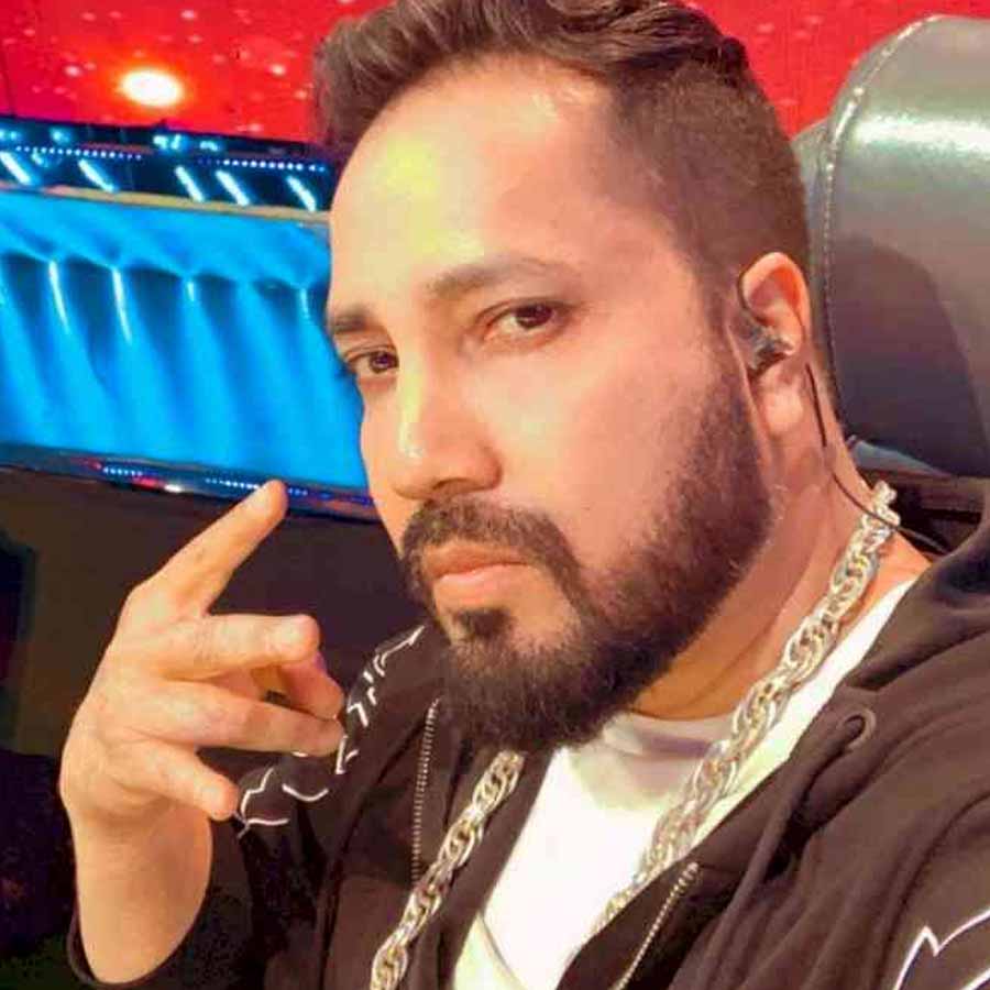 বলি গায়ক মিকা সিংহও নাকি আপ প্রধানের কন্যার বিয়েতে নিমন্ত্রিত ছিলেন।