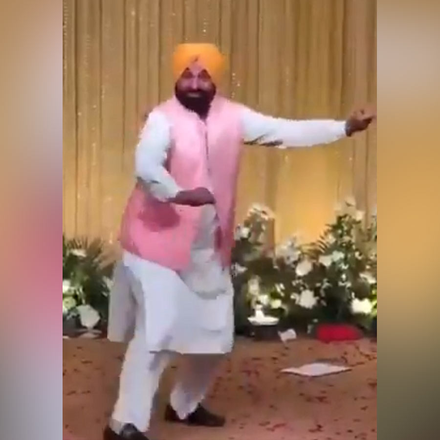 কেজরীওয়ালের কন্যার বিয়ে উপলক্ষে ভগবন্তকে ভাংড়া নাচতে দেখা গিয়েছে। এমনকি, মঞ্চে উঠে ‘পুষ্পা ২’-এর গানে সস্ত্রীক নেচেছেন কেজরীওয়াল।