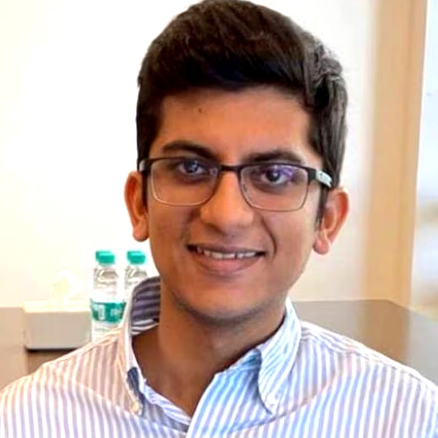 রাজনীতির সঙ্গে কোনও সম্পর্ক নেই কেজরীওয়ালের জামাইয়ের। দিল্লির আইআইটি থেকে পড়াশোনা করেছেন হর্ষিতা। কলেজে পড়ার সময়েই সম্ভবের সঙ্গে আলাপ হয়েছিল হর্ষিতার।