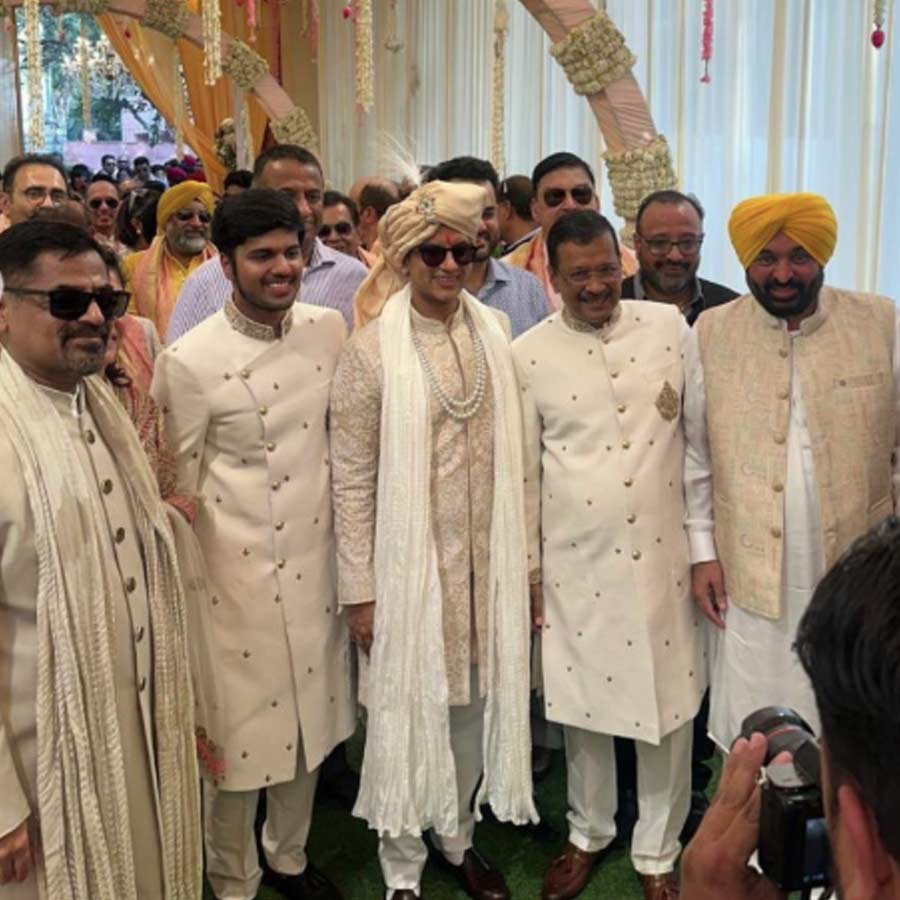 হর্ষিতা এবং সম্ভবের কলেজের বন্ধুত্ব প্রেমে গড়াতে বেশি সময় লাগেনি। আইআইটি থেকে স্নাতক হওয়ার পর একটি বেসরকারি সংস্থায় ‘প্রজেক্ট ম্যানেজমেন্ট কনসালট্যান্ট’ পদে কাজ করতে শুরু করেন সম্ভব।