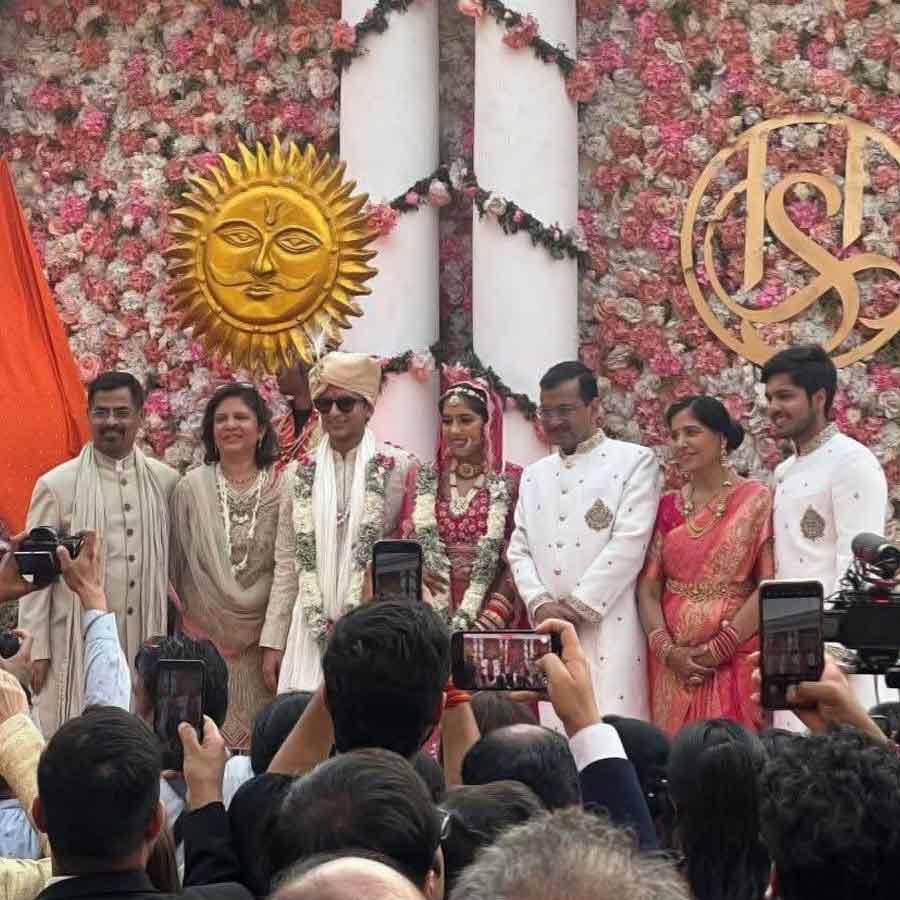 বৃহস্পতিবার বাগ্‌দান পর্ব সেরেছেন হর্ষিতা এবং সম্ভব। শুক্রবার পঞ্জাবের মুখ্যমন্ত্রীর সরকারি বাসভবন দিল্লির কপূরথলা হাউসে বিয়ে হয় তাঁদের।