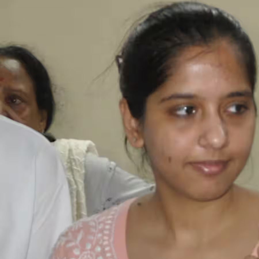 হর্ষিতার সঙ্গে হাত মিলিয়ে ব্যবসা শুরু করেন সম্ভব। যুগ্ম ভাবে স্বাস্থ্য পরিষেবা সংক্রান্ত একটি স্টার্টআপ সংস্থা প্রতিষ্ঠা করেন তাঁরা।