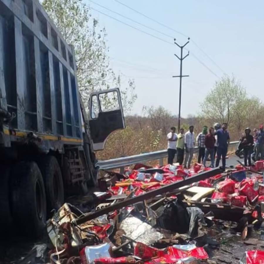A truck full of mustard oil overturned in Bhopal, instead of helping people started looting