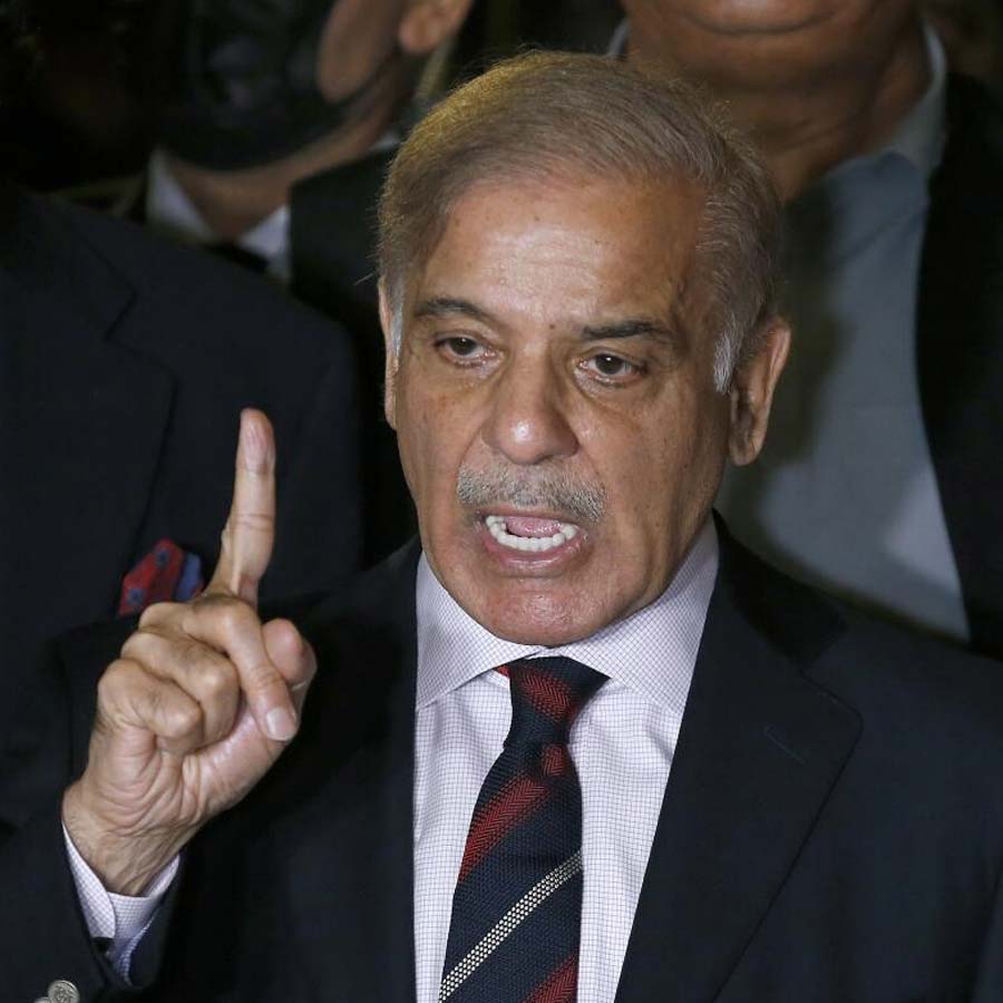 Tomatoes and Potatoes pelted at motorcade of Pakistani Minister dgtl