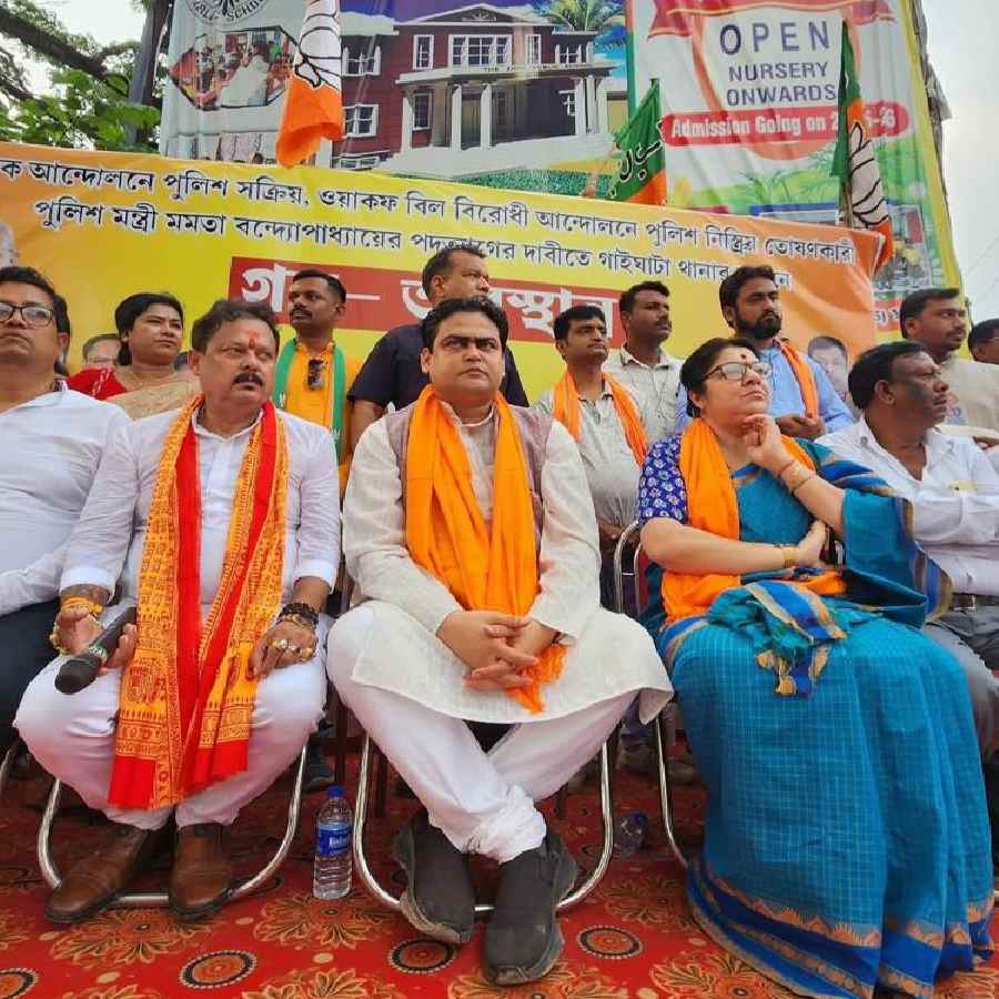বিক্ষোভ মঞ্চে শান্তনু ঠাকুরের সঙ্গে লকেট চট্টোপাধ্যায় এবং জেলা সভাপতি দেবদাস মণ্ডল।