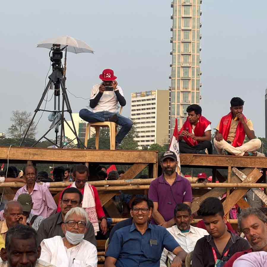 ব্রিগেডের ভিড়ে বিমান বসু।