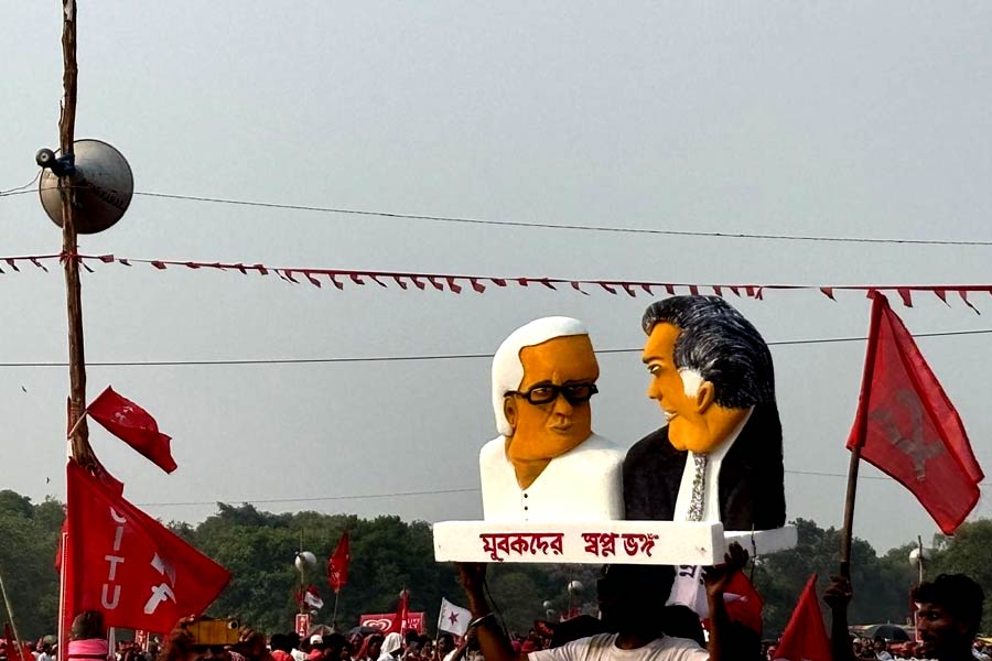 বুদ্ধদেব ভট্টাচার্য এবং রতন টাটার মূর্তি নিয়ে সমাবেশে।