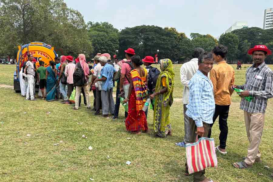 জল ভরার লাইন।