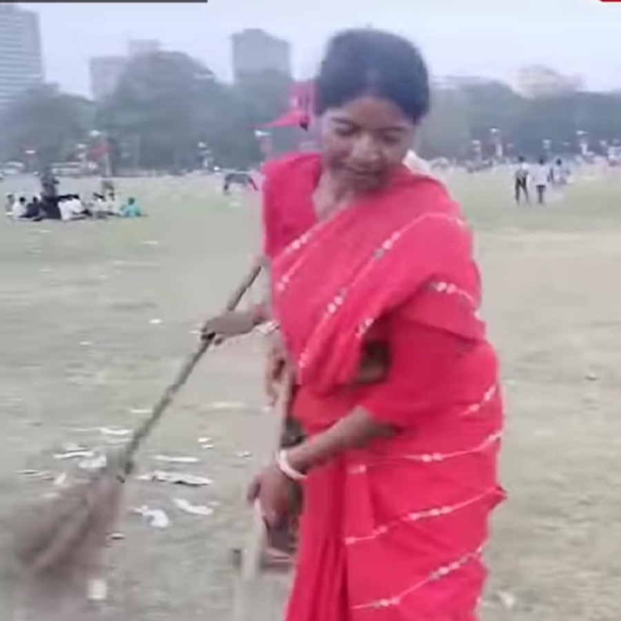 ঝাঁটা হাতে বন্যা টুডু।