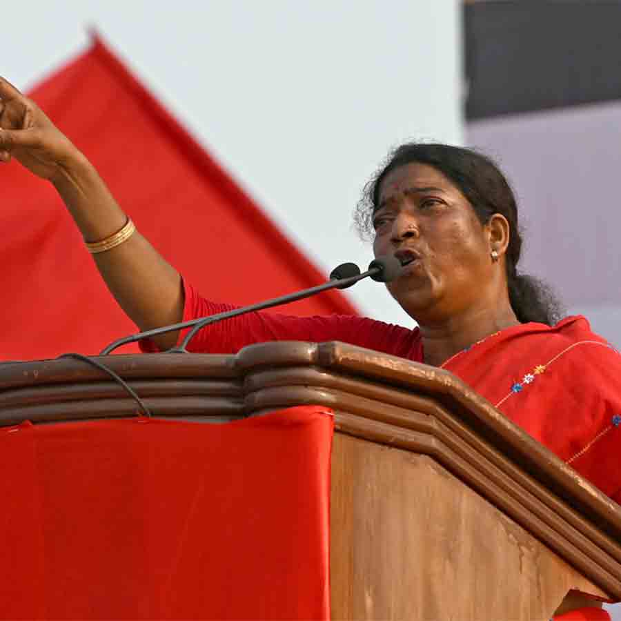 ব্রিগেড সমাবেশের মঞ্চে বক্তব্য পেশ করছেন বন্যা টুডু।