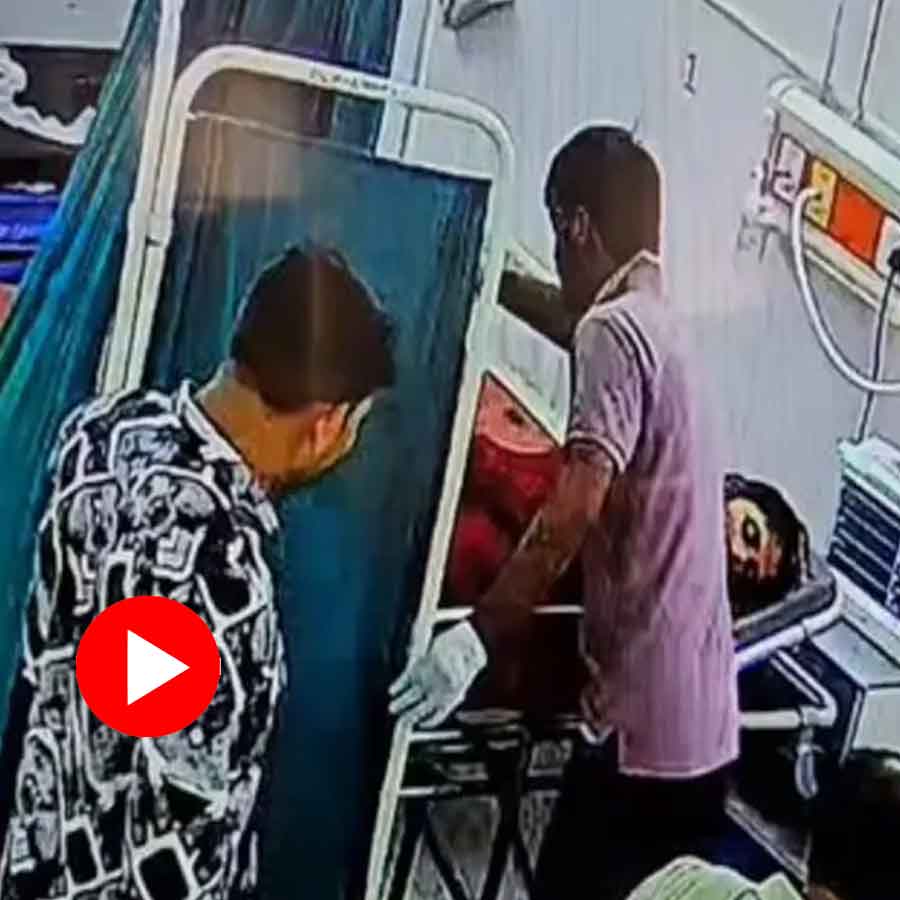Video shows hospital worker allegedly stealing earrings from dead body in Uttar Pradesh