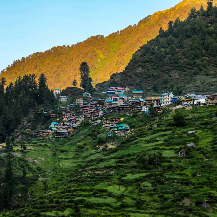 ট্রেক করে যাওয়া যায় মালানা গ্রামে।