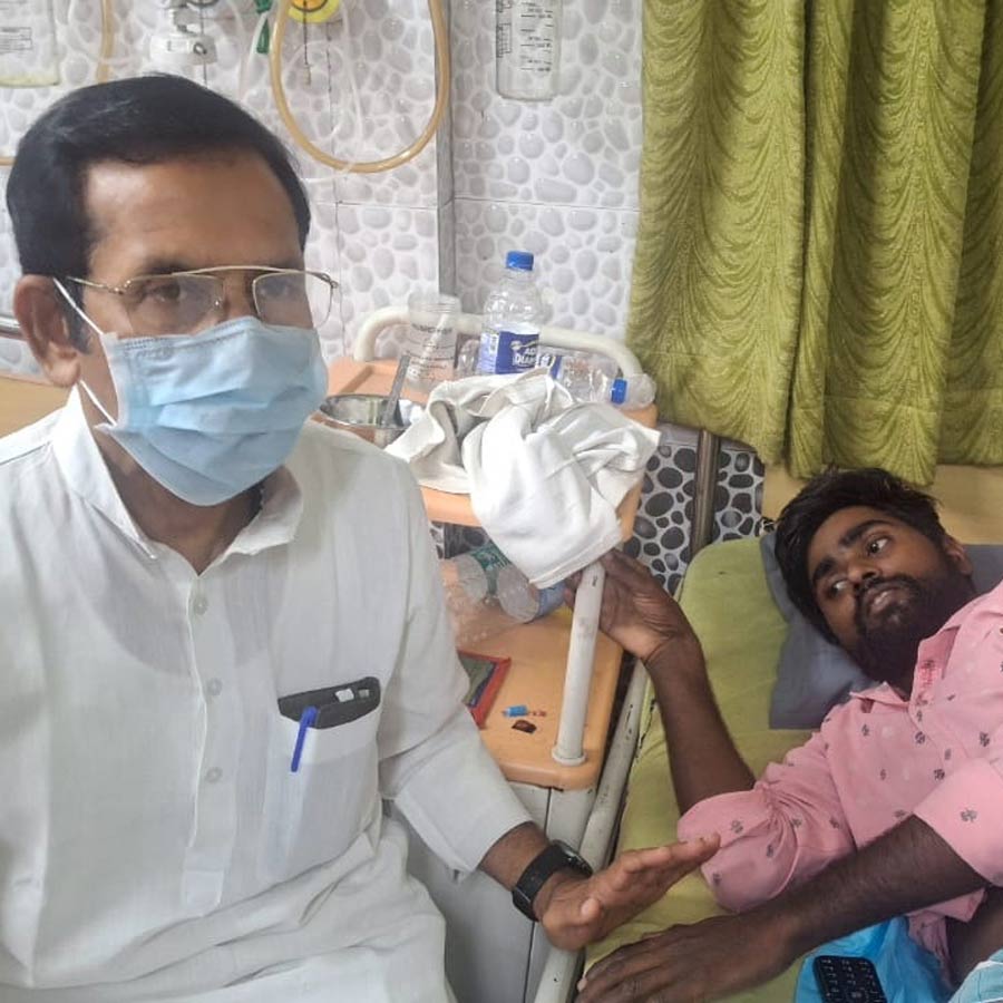 মুর্শিদাবাদের ঘটনায় আহতদের দেখতে হাসপাতালে প্রদেশ কংগ্রেস সভাপতি শুভঙ্কর সরকার।