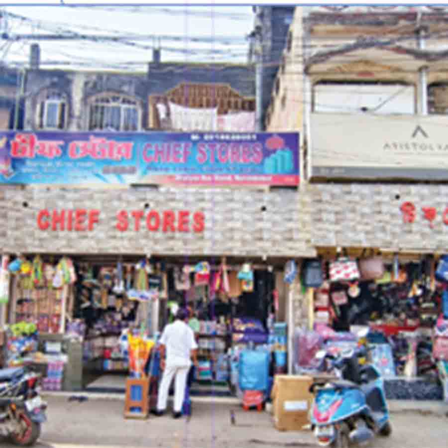দোকানপাটে স্বাভাবিক বেচাকেনা।