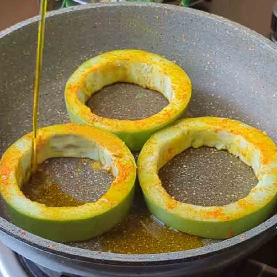 বেগুনের টুকরোগুলোকে দেখতে লাগবে মোটা চুড়ির মতো।