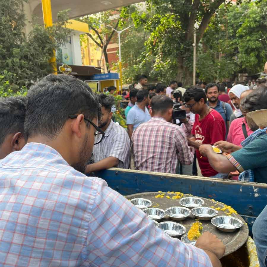 খাবার দেওয়া হচ্ছে আন্দোলনরত শিক্ষকদের।