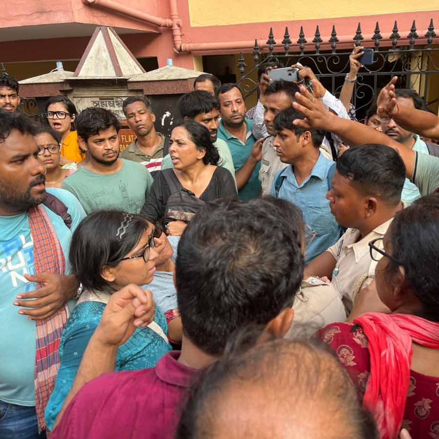 মঙ্গলবার সল্টলেকে এসএসসি ভবনের বাইরে আন্দোলনরত শিক্ষক-শিক্ষিকারা।