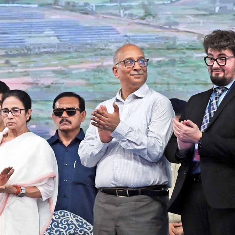 মেদিনীপুরের প্রশাসনিক সভা মঞ্চ থেকে গোয়ালতোড়ের সৌর বিদ্যুৎ প্রকল্পের উদ্বোধন করছেন মুখ্যমন্ত্রী।