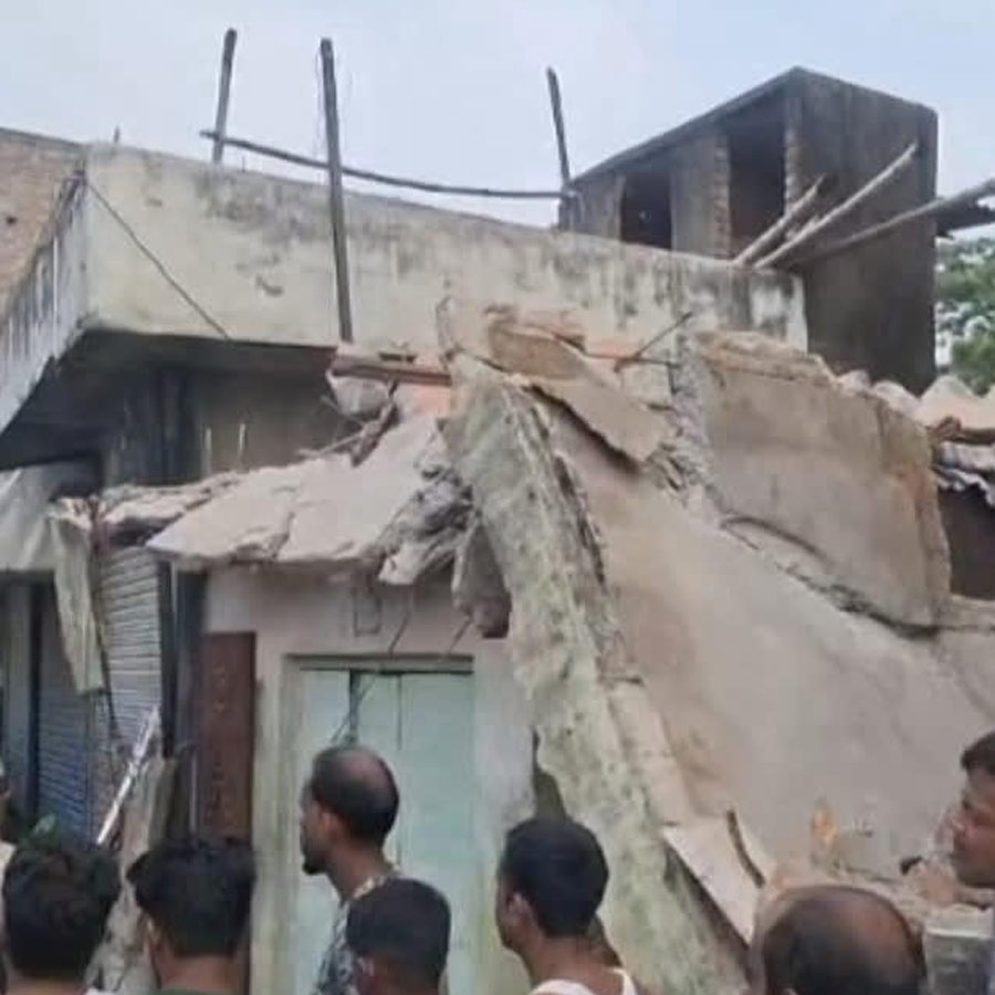 মর্মান্তিক: সোমবার গভীর রাতে ভাটপাড়ার এই বাড়িতেই দেওয়াল চাপা পড়ে মৃত্যু হয় এক তরুণীর।