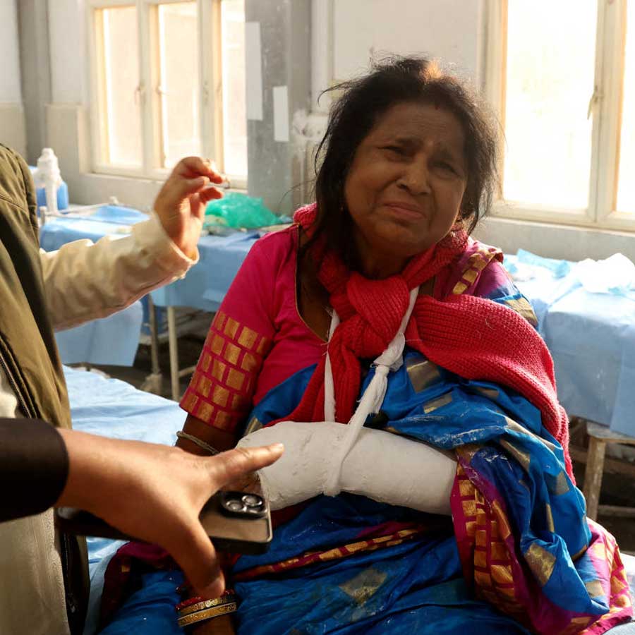 প্রত্যক্ষদর্শী এক পর্যটক জানিয়েছেন, হামলাকারীরা সংখ্যায় ছিল চার থেকে ছ’জন। হঠাৎই তারা রাইফেল উঁচিয়ে এলাকা ঘিরে ফেলে পর্যটকদের এক এক করে পরিচয় জানতে শুরু করে। 