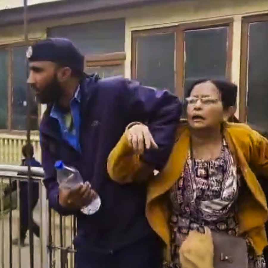 সেনাকর্তারা নিশ্চিত করেছেন যে, বৈসরন উপত্যকায় বেড়াতে আসা পর্যটকদের একটি দলকে লক্ষ্য করে এই হামলা চালানো হয়েছে। মর্মান্তিক সেই ঘটনার অনেক ছবি ইতিমধ্যেই প্রকাশ্যে এসেছে।