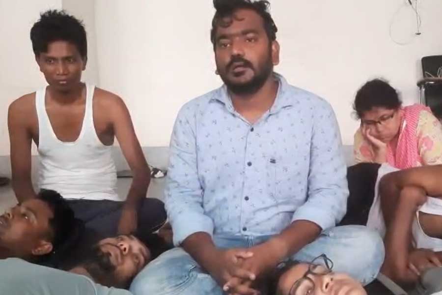 অনশনে চাকরিহারা শিক্ষাকর্মীরা।