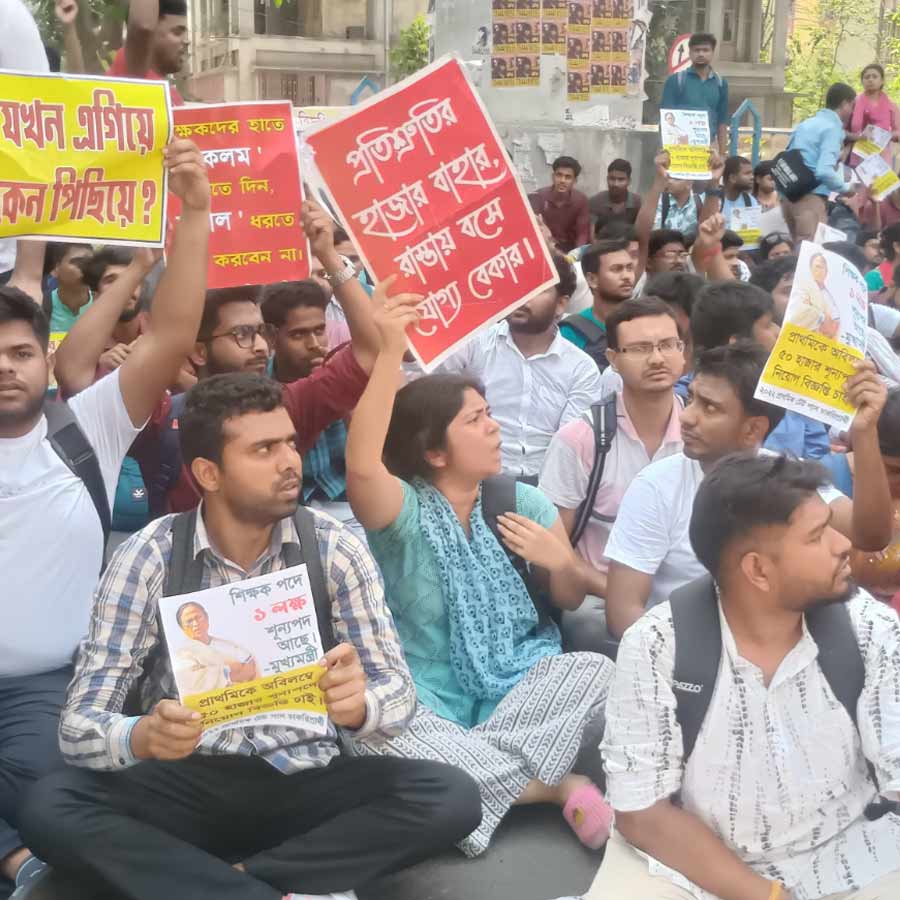 করুণাময়ীতে টেট-পরীক্ষার্থীদের বিক্ষোভ।