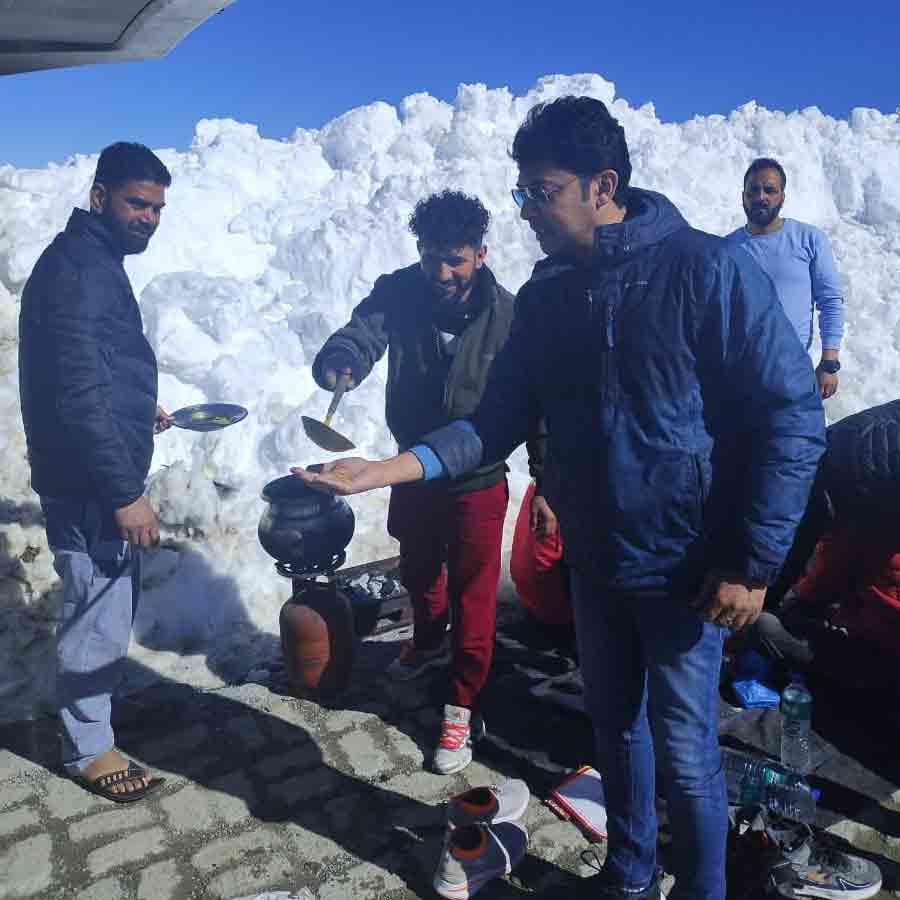 কাশ্মীরি বন্ধুদের সঙ্গে অভিনেতা।
