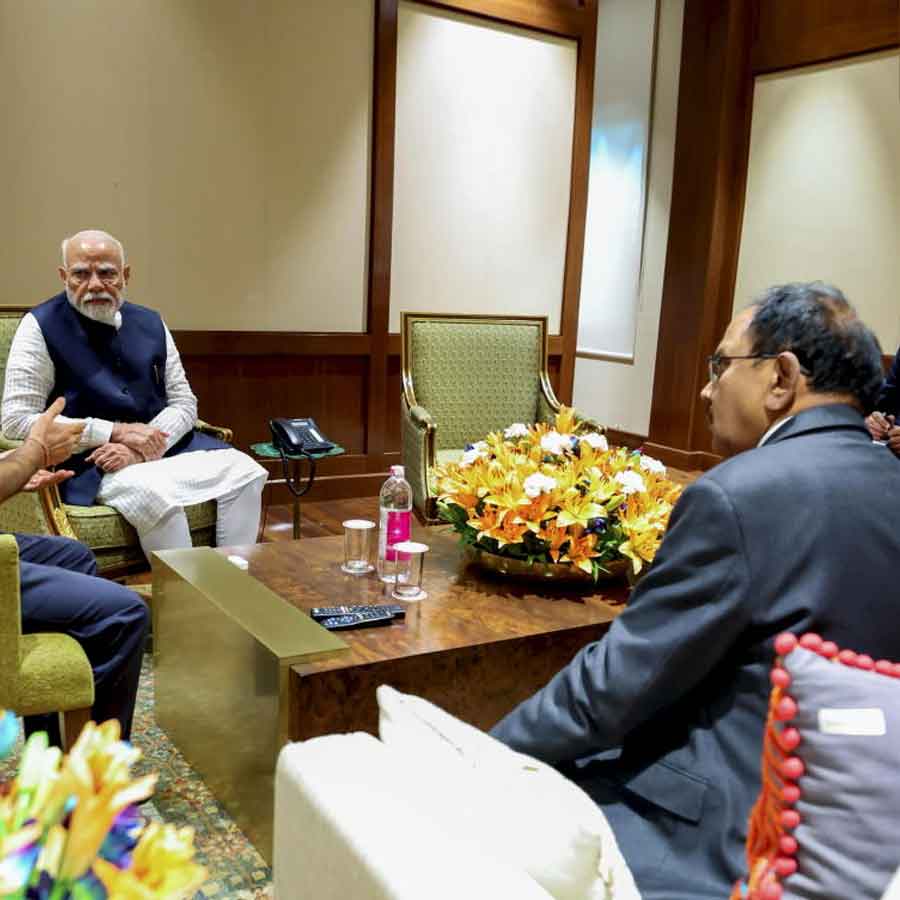 বুধবার সকালে সৌদি আরব থেকে নয়াদিল্লিতে ফেরার পর জরুরি বৈঠকে প্রধানমন্ত্রী নরেন্দ্র মোদী।