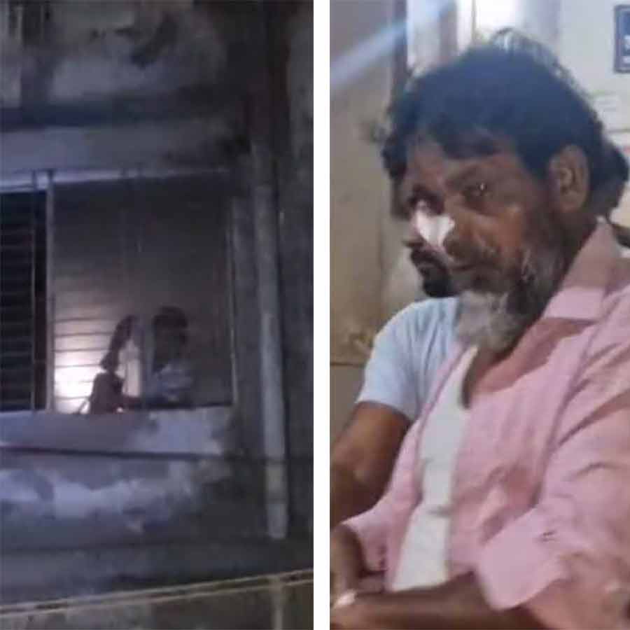 (বাঁ দিকে) হাসপাতালে আগুন লাগার পরে তা নেভানোর চেষ্টা। আতঙ্কে হাসপাতাল ছাড়ছেন রোগী (ডান দিকে)।