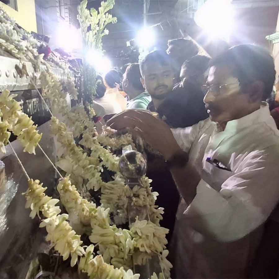 নিহতকে শ্রদ্ধা প্রদেশ কংগ্রেস সভাপতি শুভঙ্কর সরকার ও অন্য কংগ্রেস নেতাদের।