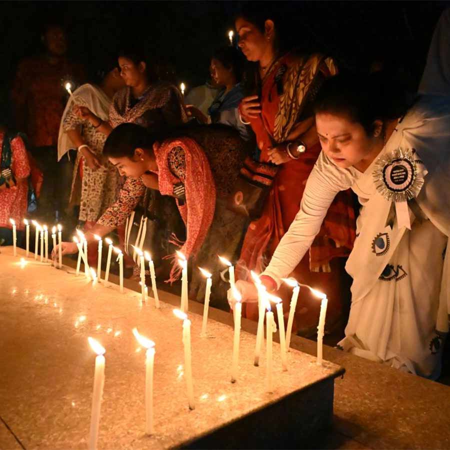 পাহেলগাঁওয়ে সন্ত্রাসবাদীদের হাতে নিহত পর্যটকদের শ্রদ্ধা জানিয়ে মৌন মিছিলের