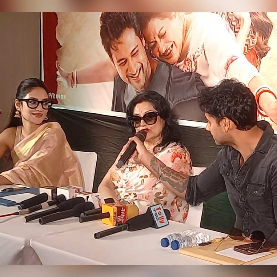 ‘আড়ি’ ছবির সাংবাদিক বৈঠকে নুসরত জাহান, মৌসুমী চট্টোপাধ্যায়, যশ দাশগুপ্ত।