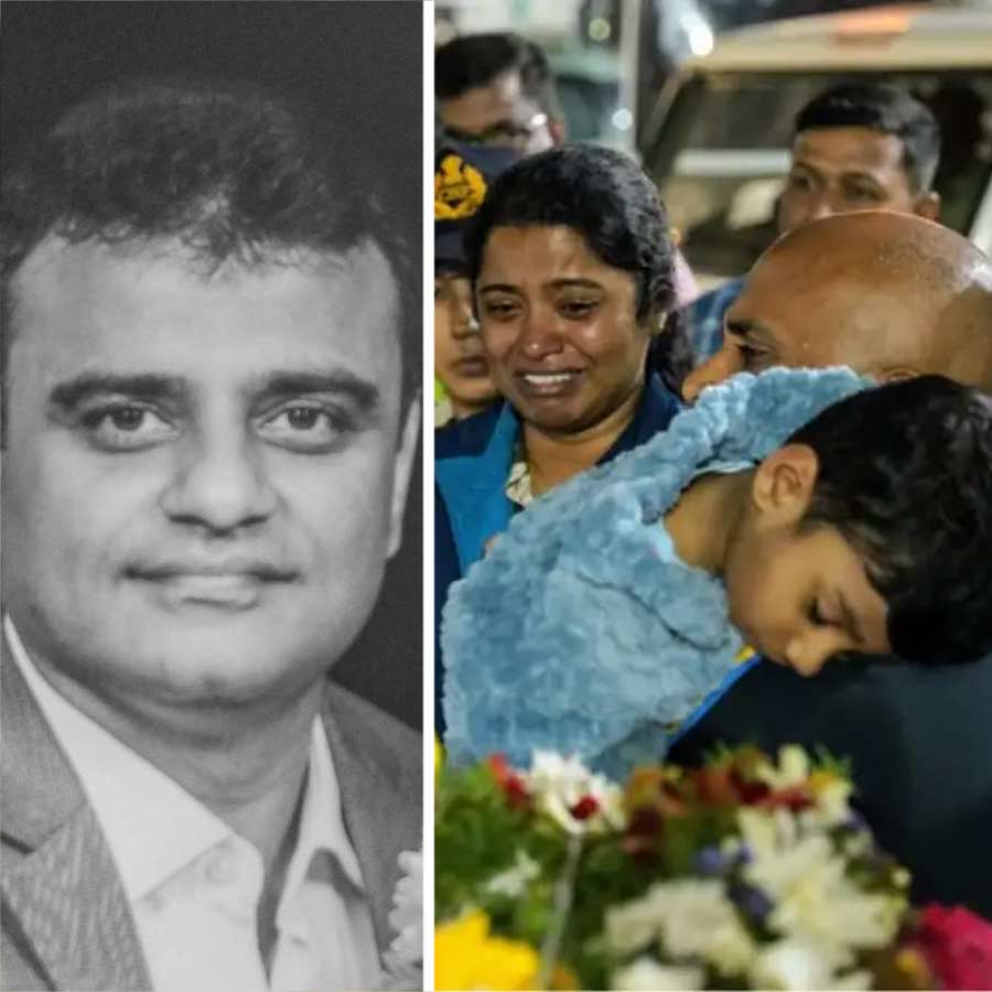 (বাঁ দিকে) নিহত ভরত ভূষণ। ভরতের মরদেহের সামনে কান্নায় ভেঙে পড়েছেন স্ত্রী সুজাতা ও শিশুপুত্র (ডান দিকে)