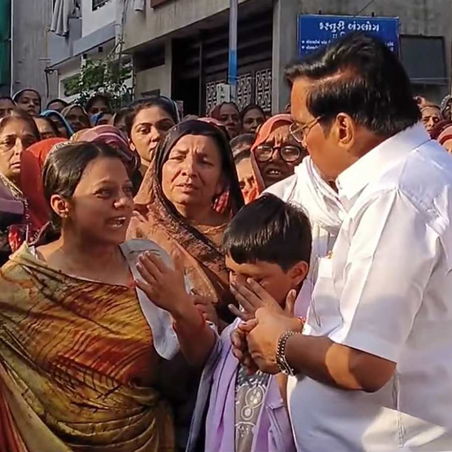কেন্দ্রীয় মন্ত্রীর সামনে ক্ষোভ উগরে দিলেন মোদীরাজ্যের বাসিন্দা।
