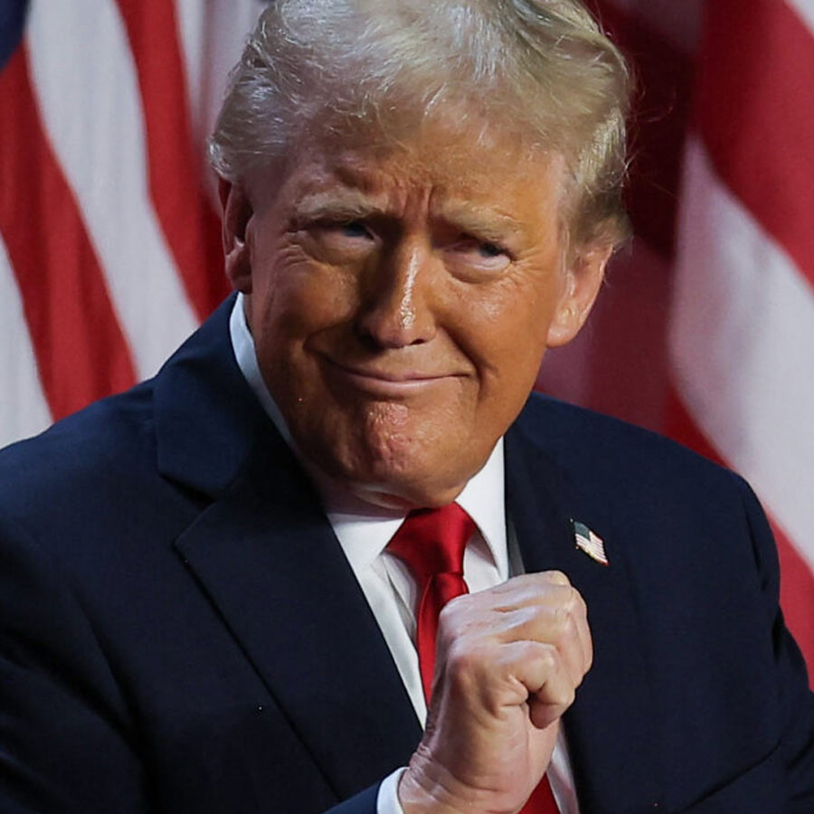 বেশ কিছু দিন ধরেই ভার্চুয়াল মুদ্রা বা ক্রিপ্টো মুদ্রায় বিনিয়োগের পক্ষে সওয়াল করে এসেছেন আমেরিকার দণ্ডমুণ্ডের কর্তা ট্রাম্প। প্রেসিডেন্ট পদে দ্বিতীয় বারের জন্য নির্বাচিত হওয়ার পরই বিটকয়েনে বিনিয়োগের কথা ঘোষণা করেছিলেন মার্কিন প্রেসিডেন্ট। জনপ্রিয় এই ক্রিপ্টো মুদ্রার কৌশলগত ভান্ডার (স্ট্র্যাটেজিক রিজ়ার্ভ) গড়ে তুলতে চাইছেন তিনি।