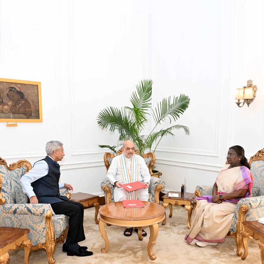 রাষ্ট্রপতি দ্রৌপদী মুর্মুর সঙ্গে অমিত শাহ (মাঝে), এস জয়শঙ্কর (বাঁ দিকে)।