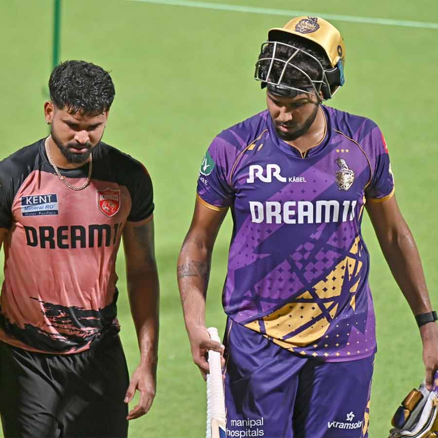 আকর্ষণ: ইডেনে অনুশীলনের ফাঁকে পঞ্জাব অধিনায়ক শ্রেয়স আয়ারের সঙ্গে হর্ষিত রানা।  