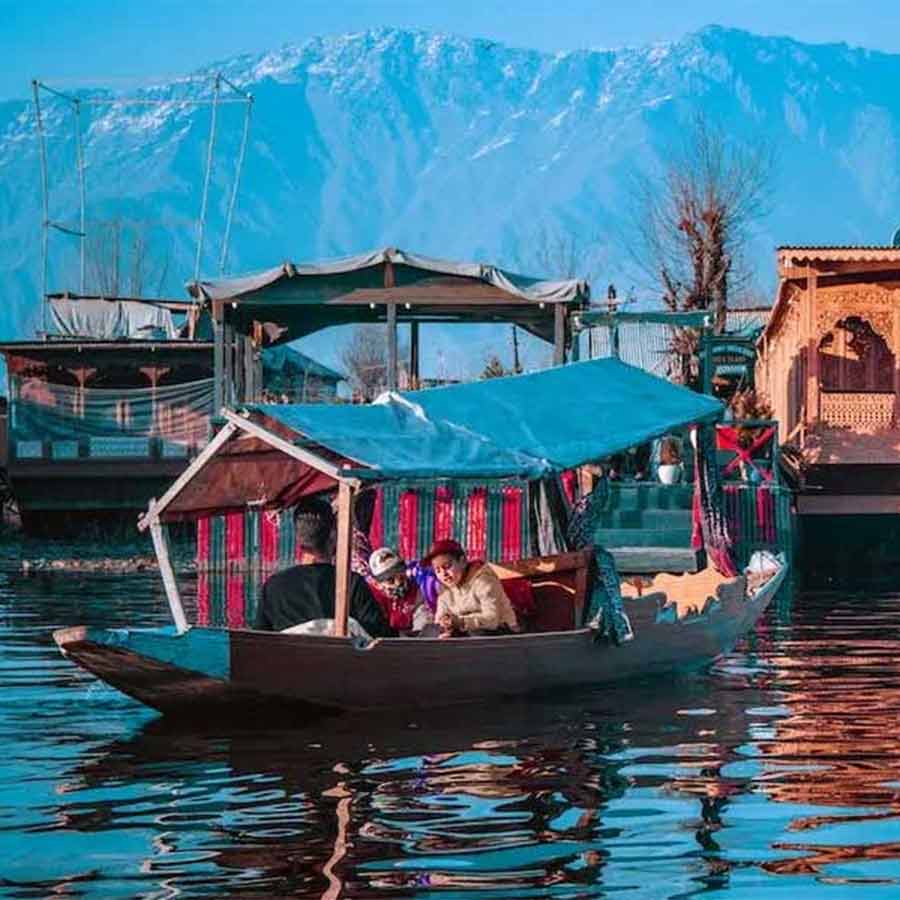 ডাল হৃদে প্রমোদ ফেরি পর্যটকদের।