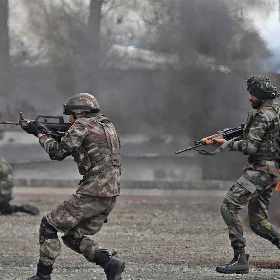 কাশ্মীরের বান্দিপোরায় সেনা-জঙ্গি গুলির লড়াই।