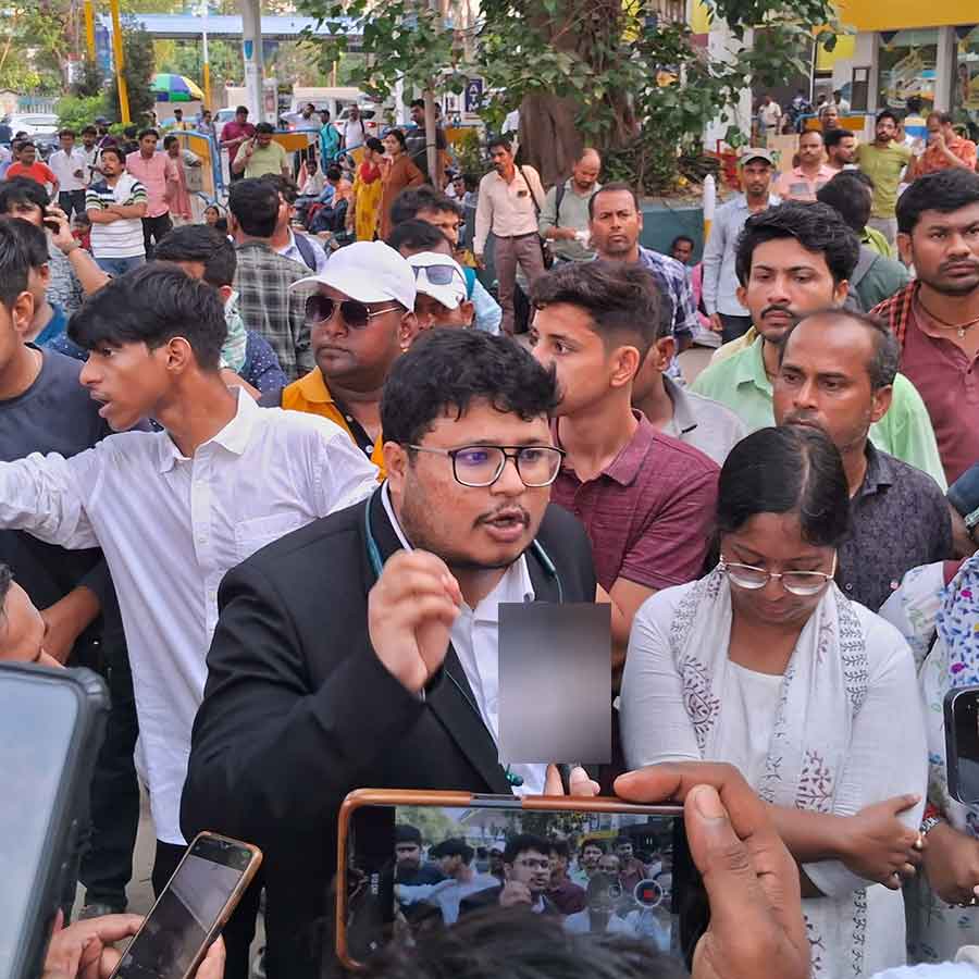 অবস্থানরত শিক্ষকদের কাছে ছাত্র পরিষদ নেতৃত্ব।