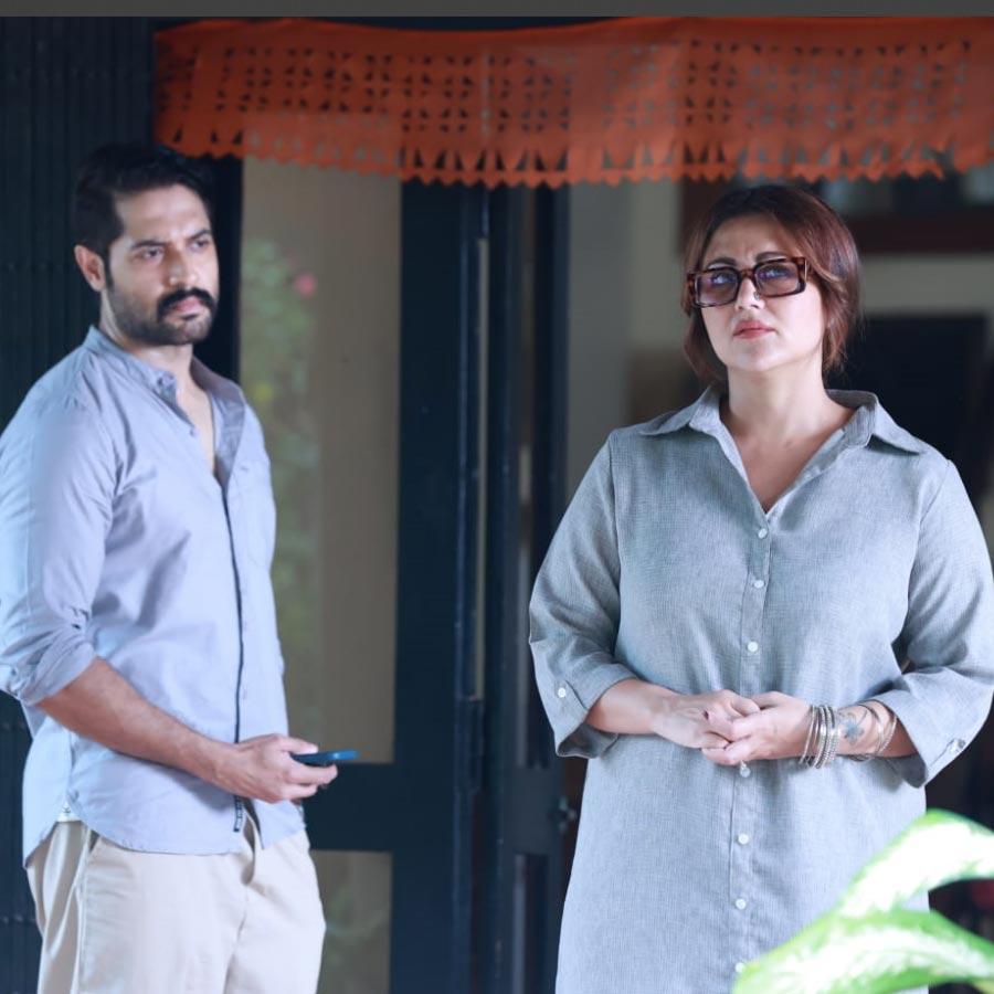 ‘দুর্গাপুর জংশন’ ছবিতে বিক্রম চট্টোপাধ্যায়, স্বস্তিকা মুখোপাধ্যায়।