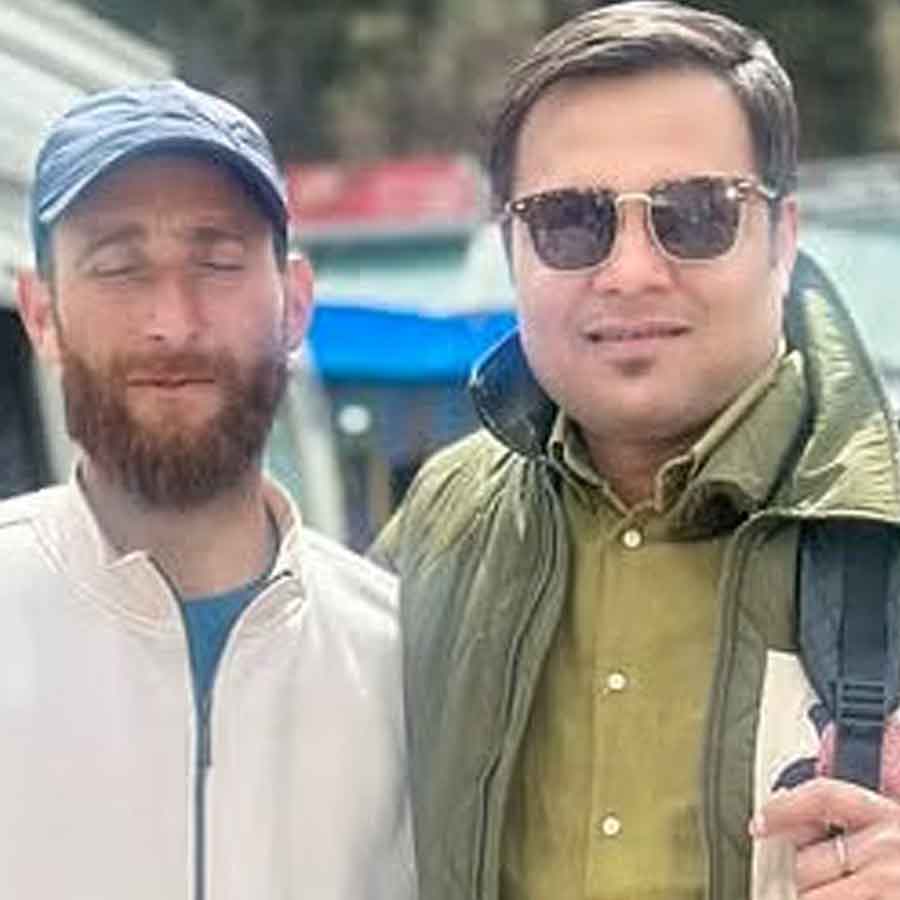 (বাঁ দিকে) কাশ্মীরি গাইড নজাকত শাহের সঙ্গে ছত্তীসগঢ়ের অরবিন্দ আগরওয়াল (ডান দিকে)। ছবি: সংগৃহীত।